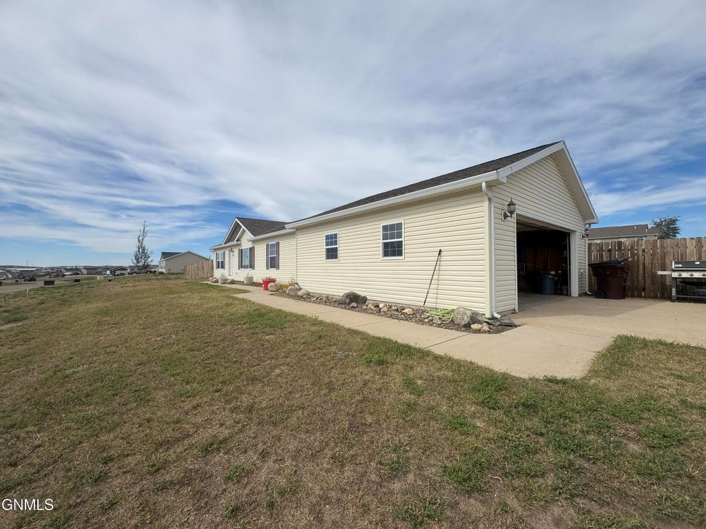 12201 Mckenzie View Drive, Watford City, ND 58854 photo 2