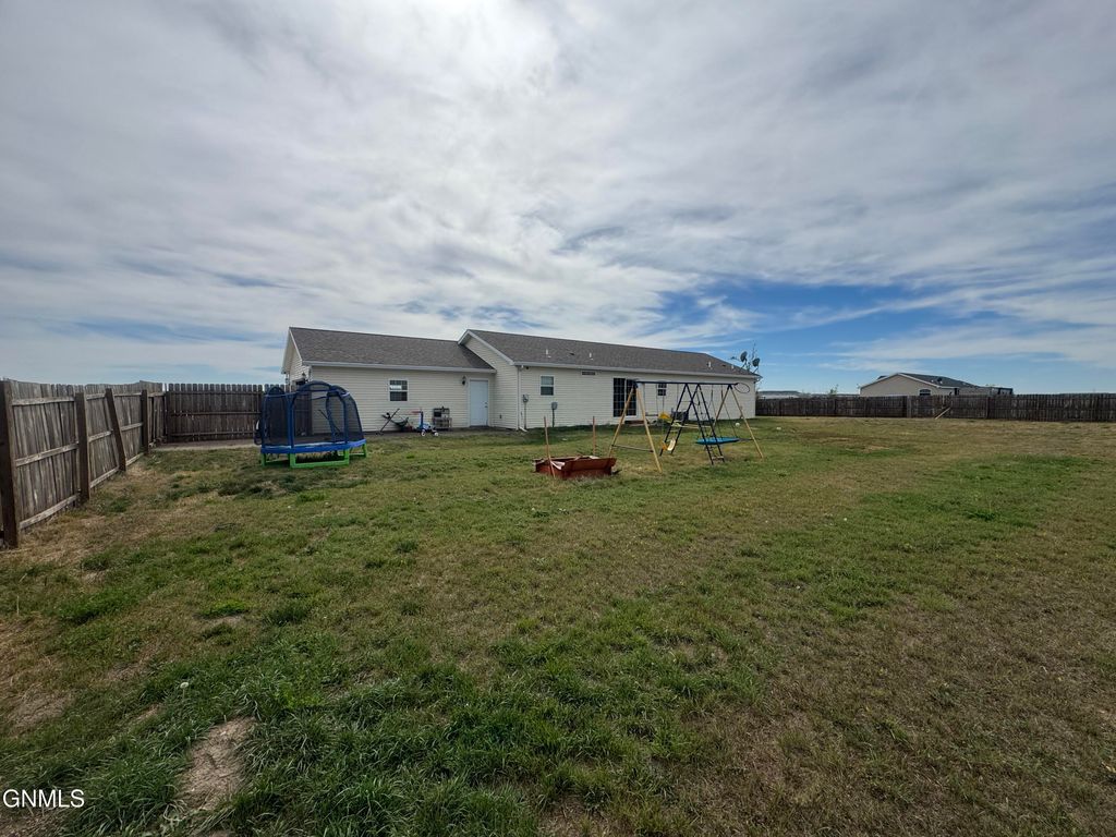12201 Mckenzie View Drive, Watford City, ND 58854 photo 3