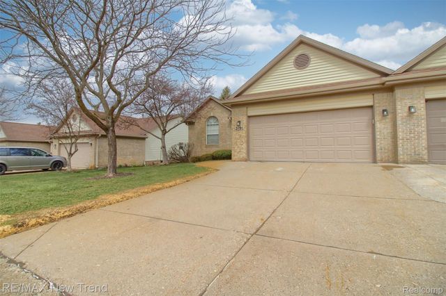 2191 Pleasant Drive, Commerce Charter Township, MI 48390