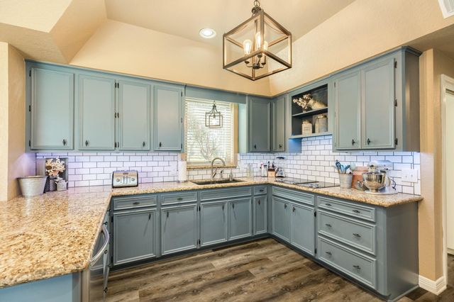 52 Chesswood Court, Lake Jackson, TX 77566