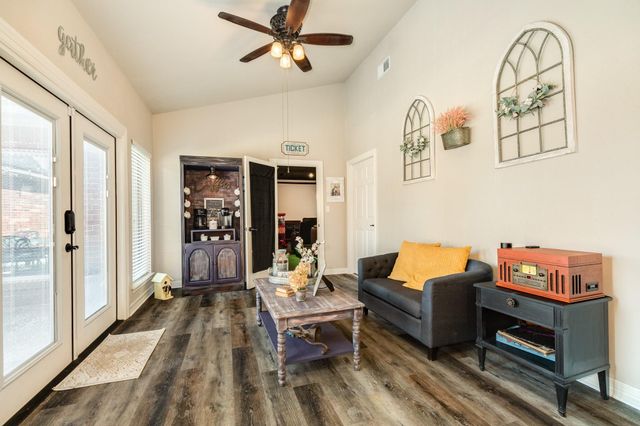 52 Chesswood Court, Lake Jackson, TX 77566