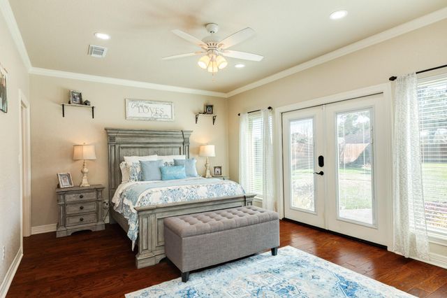 52 Chesswood Court, Lake Jackson, TX 77566