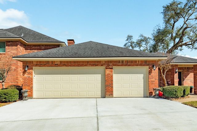 52 Chesswood Court, Lake Jackson, TX 77566