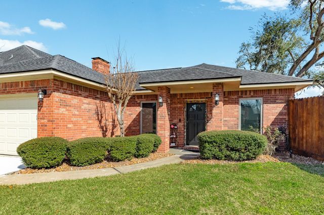 52 Chesswood Court, Lake Jackson, TX 77566