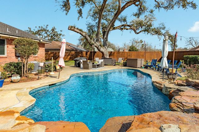 52 Chesswood Court, Lake Jackson, TX 77566