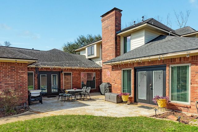 52 Chesswood Court, Lake Jackson, TX 77566