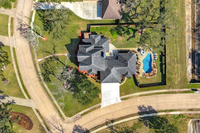 52 Chesswood Court, Lake Jackson, TX 77566