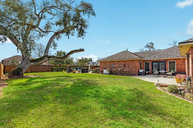 52 Chesswood Court, Lake Jackson, TX 77566