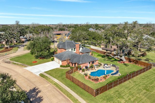 52 Chesswood Court, Lake Jackson, TX 77566