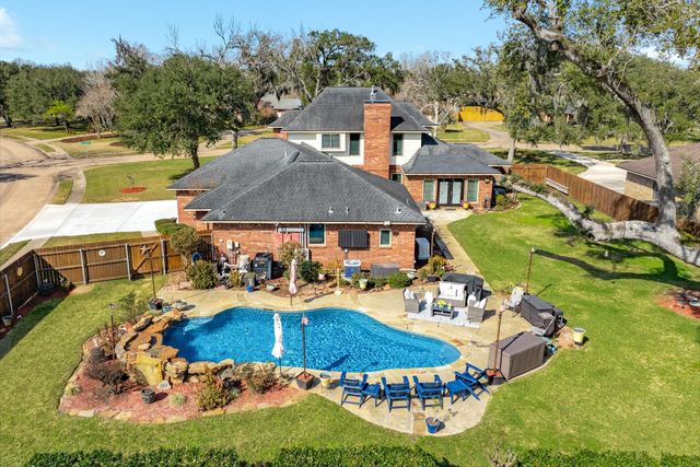 52 Chesswood Court, Lake Jackson, TX 77566