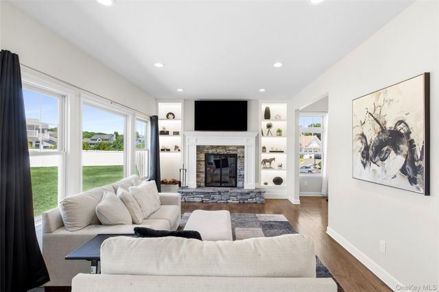 25 Ashley Circle, Manorville, NY 11949