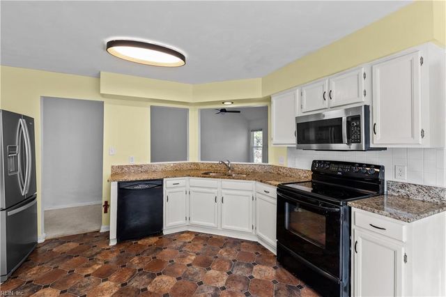 812 Hardwood DR, Chesapeake, VA 23320