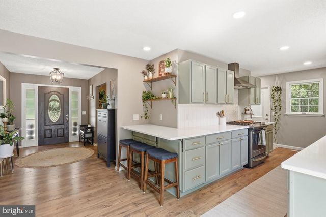 78 LIZZIE MILLS RD, Castleton, VA 22716