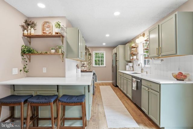 78 LIZZIE MILLS RD, Castleton, VA 22716