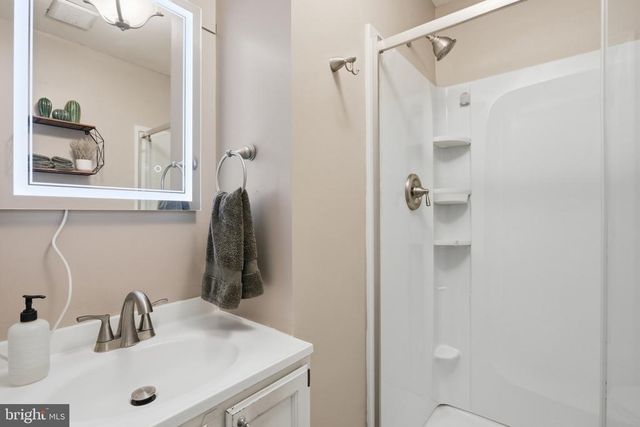 78 LIZZIE MILLS RD, Castleton, VA 22716