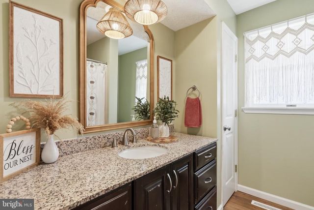 78 LIZZIE MILLS RD, Castleton, VA 22716