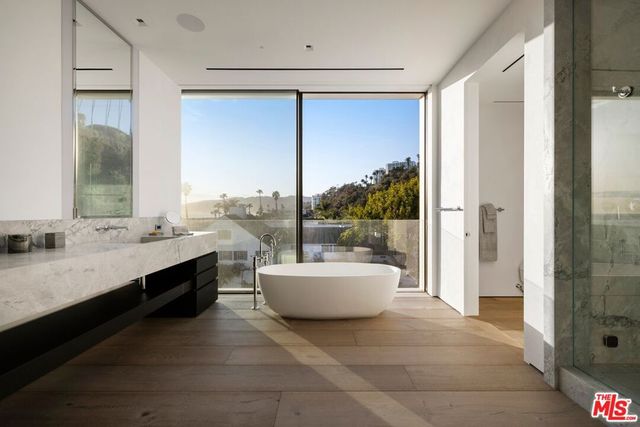 547 Palisades Beach Road, Santa Monica, CA 90402