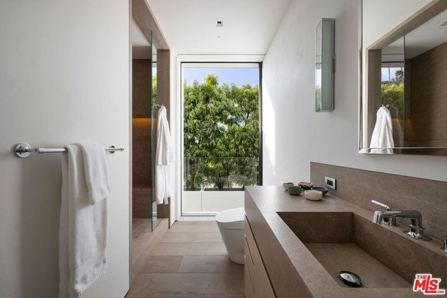 547 Palisades Beach Road, Santa Monica, CA 90402