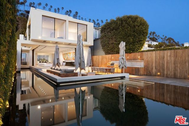 547 Palisades Beach Road, Santa Monica, CA 90402