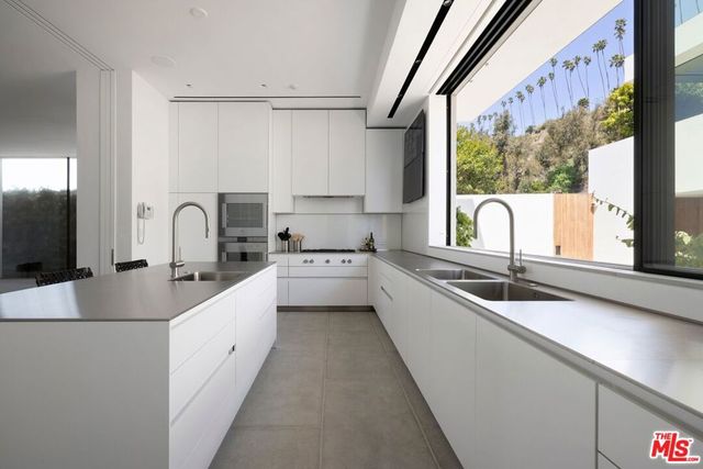 547 Palisades Beach Road, Santa Monica, CA 90402