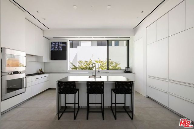 547 Palisades Beach Road, Santa Monica, CA 90402