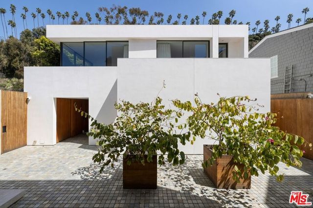 547 Palisades Beach Road, Santa Monica, CA 90402