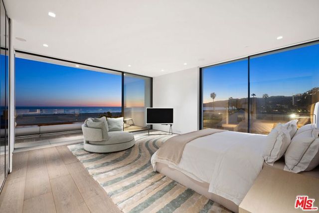 547 Palisades Beach Road, Santa Monica, CA 90402