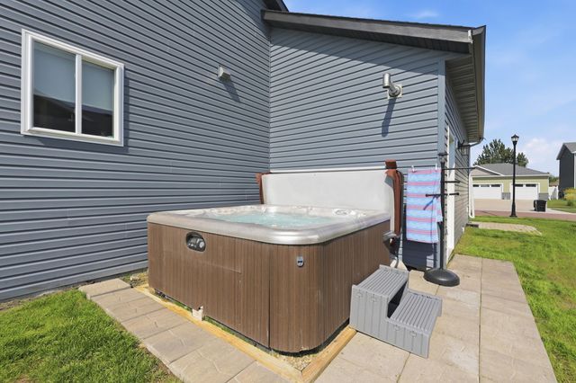 3745 Merrifield Drive S, Fargo, ND 58104