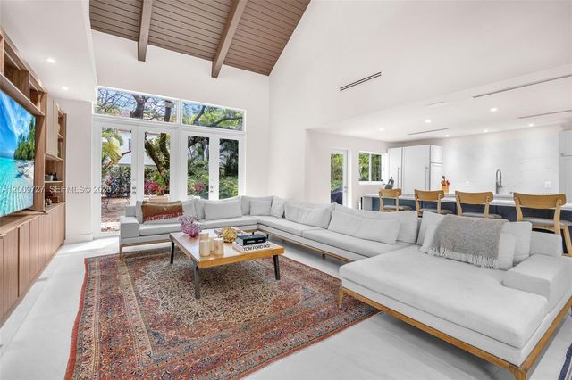 1933 S Oak Haven Cir, Miami, FL 33179