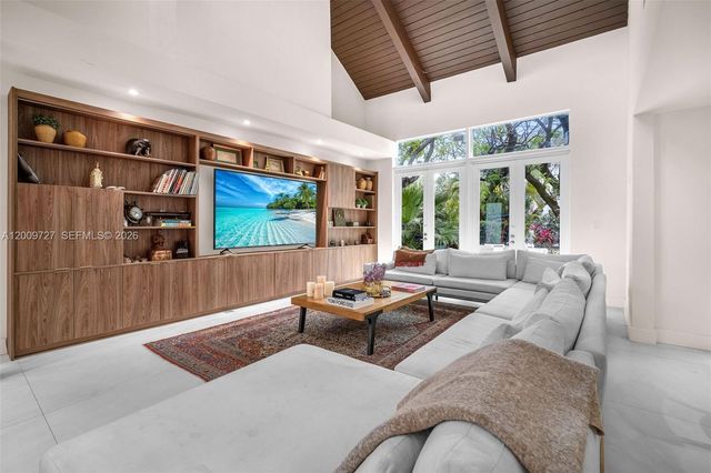 1933 S Oak Haven Cir, Miami, FL 33179