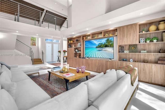 1933 S Oak Haven Cir, Miami, FL 33179