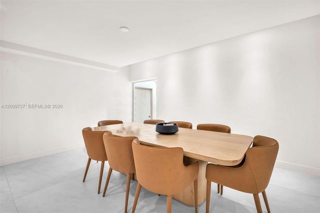 1933 S Oak Haven Cir, Miami, FL 33179