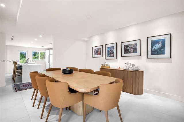 1933 S Oak Haven Cir, Miami, FL 33179