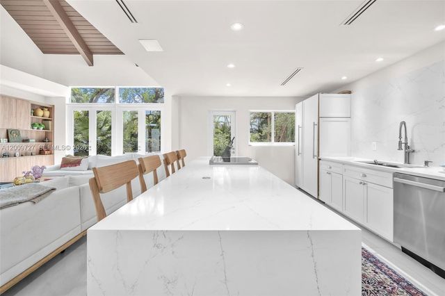 1933 S Oak Haven Cir, Miami, FL 33179