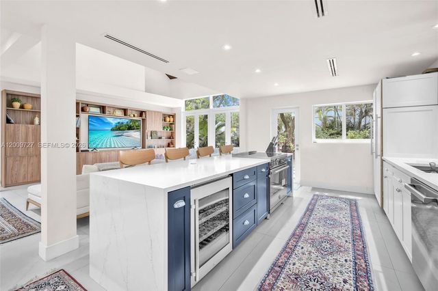 1933 S Oak Haven Cir, Miami, FL 33179