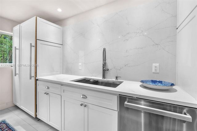 1933 S Oak Haven Cir, Miami, FL 33179