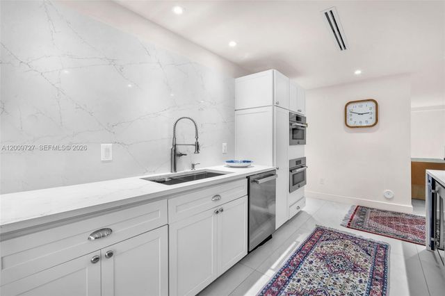 1933 S Oak Haven Cir, Miami, FL 33179