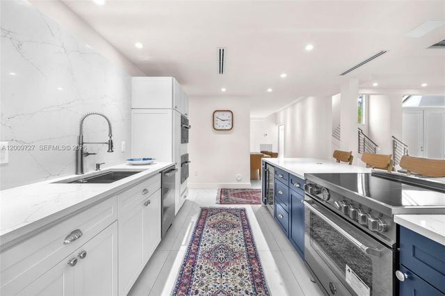 1933 S Oak Haven Cir, Miami, FL 33179