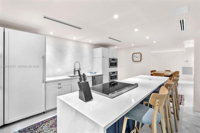 1933 S Oak Haven Cir, Miami, FL 33179