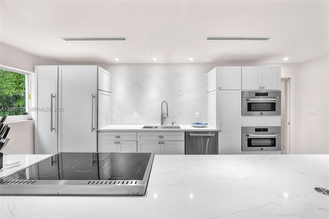 1933 S Oak Haven Cir, Miami, FL 33179