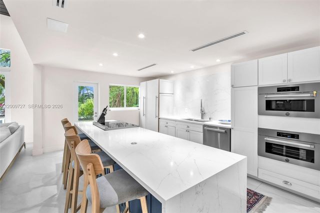 1933 S Oak Haven Cir, Miami, FL 33179