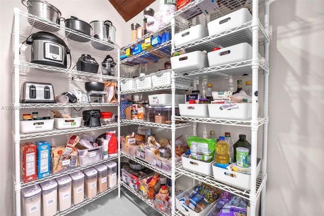 1933 S Oak Haven Cir, Miami, FL 33179