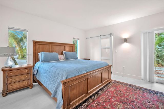 1933 S Oak Haven Cir, Miami, FL 33179