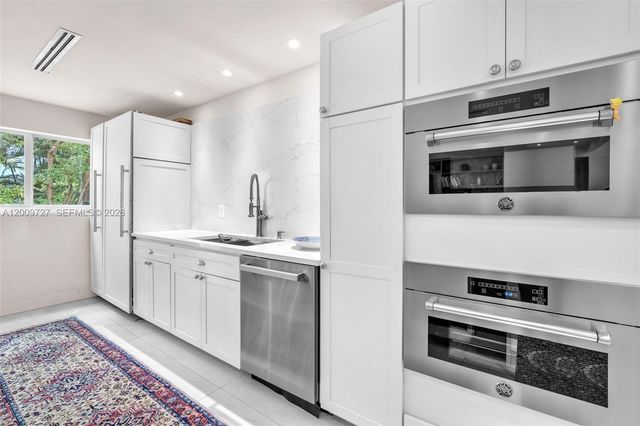 1933 S Oak Haven Cir, Miami, FL 33179