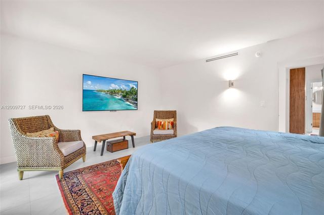 1933 S Oak Haven Cir, Miami, FL 33179