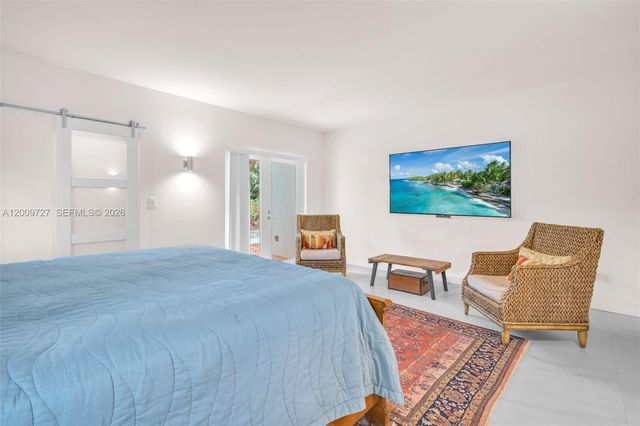 1933 S Oak Haven Cir, Miami, FL 33179