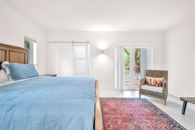 1933 S Oak Haven Cir, Miami, FL 33179