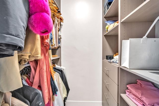 1933 S Oak Haven Cir, Miami, FL 33179