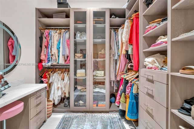 1933 S Oak Haven Cir, Miami, FL 33179