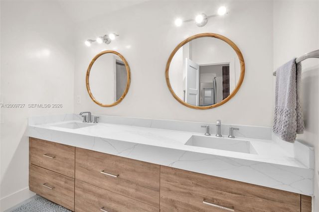 1933 S Oak Haven Cir, Miami, FL 33179